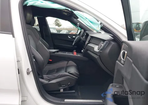 2022 Volvo Xc60 Recharge Plug-In Hybrid T8 R-Design z USA, uszkodzony, nr VIN YV4BR0DMXN1946407